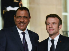 Macron acusa junta militar do Níger de sequestrar funcionários diplomáticos franceses