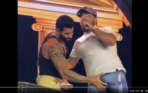 VÍDEO: Cantor Gusttavo Lima agarra partes íntimas de colega em show