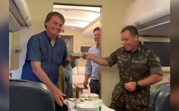 Bolsonaro cantou parabéns para Mauro Cid e recebeu 1ª fatia de bolo do delator (vídeo)